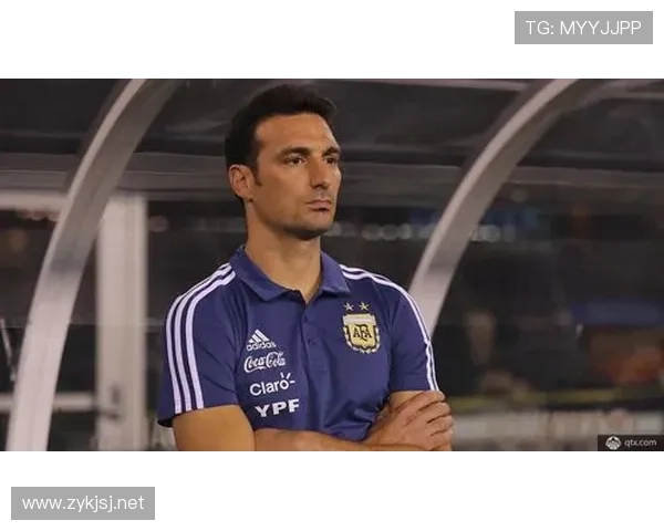 阿根廷队主帅斯卡洛尼执教风格稳健，注重战术纪律与团队协作