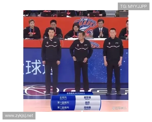 篮球裁判在比赛中如何识别并判断假摔判罚行为